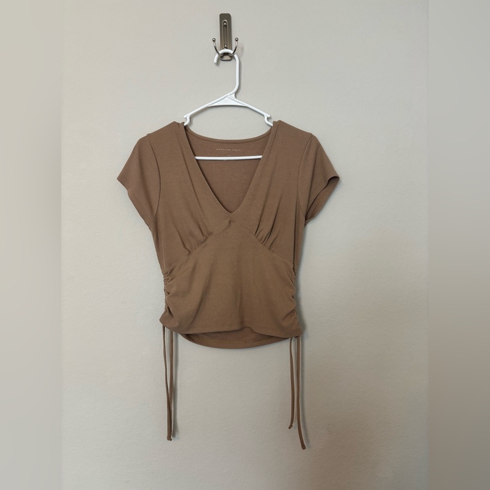 American Eagle Tan Cropped V-neck Ribbed Short Sleeve Shirt size large